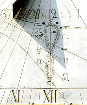 Вертикальные солнечные часы с аналеммой